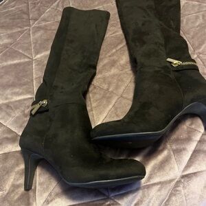 Black Knee-High Heeled Boots with Side Zip Accent